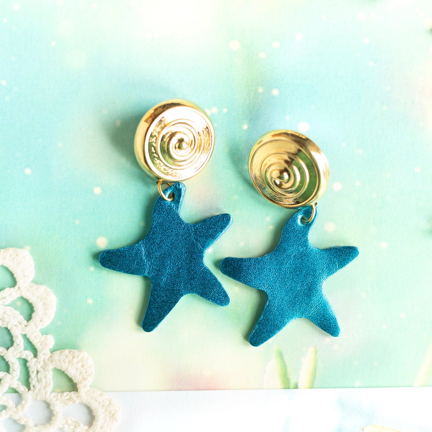 Boucles d'oreilles Odyssée - cuir bleu canard et attaches doré à l'or fin