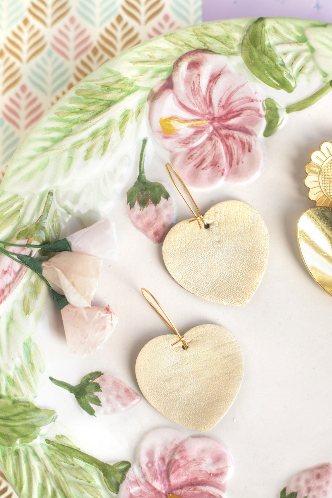 Boucles d'oreilles coeurs irisés jaune et rose