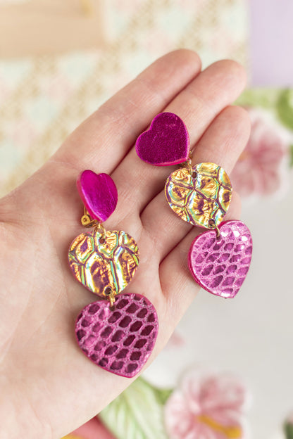 Boucles d'oreilles clips Triple Coeurs rose fuchsia holographique