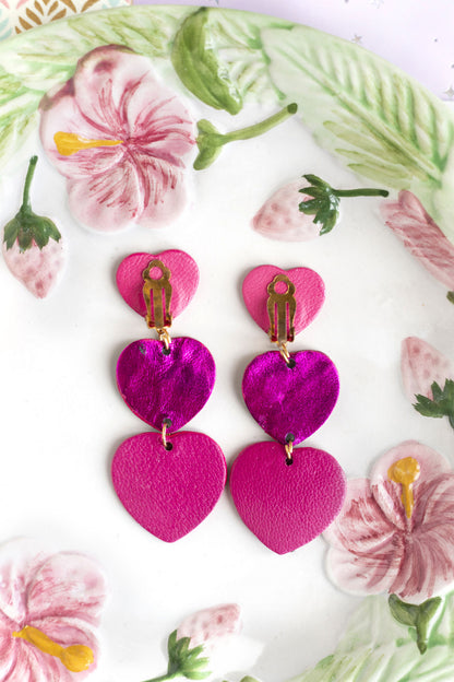 Boucles d'oreilles clips Triple Coeurs rose fuchsia holographique