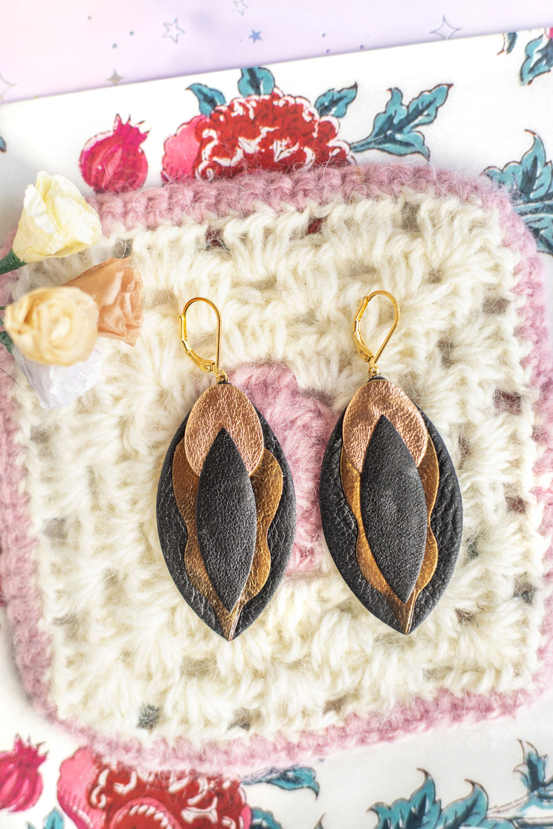 Boucles d'oreilles Vulves cuir noir bronze or rose