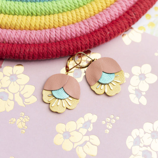 Boucles d'oreilles Fleur de Cerisier cuir jaune aurore, turquoise métallisé, jaune nacré