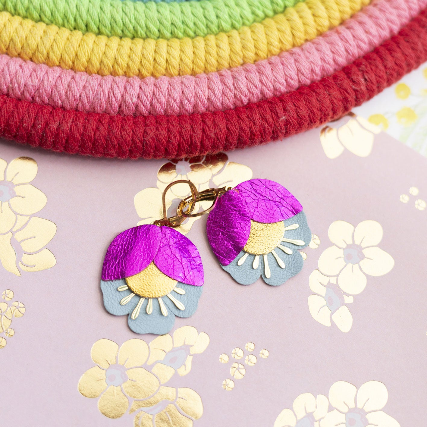 Boucles d'oreilles Fleur de Cerisier cuir fuchsia, doré, bleu ciel