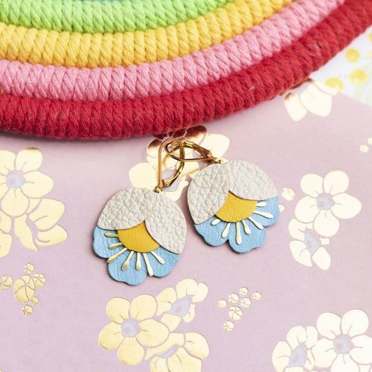 Boucles d'oreilles fleurs de cerisier beige jaune et bleu azur