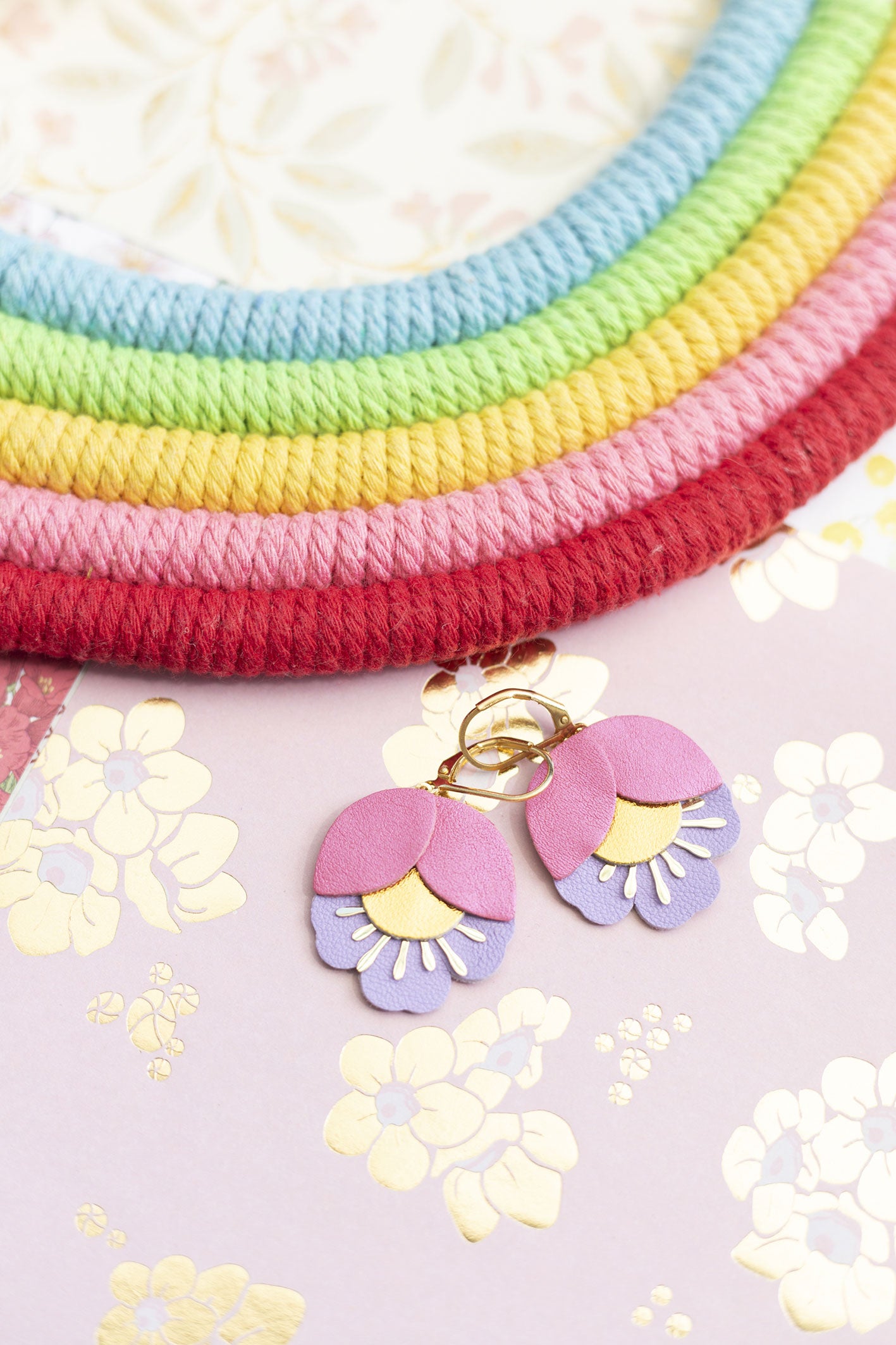 Boucles d'oreilles Fleur de Cerisier cuir rose nacré, doré, mauve