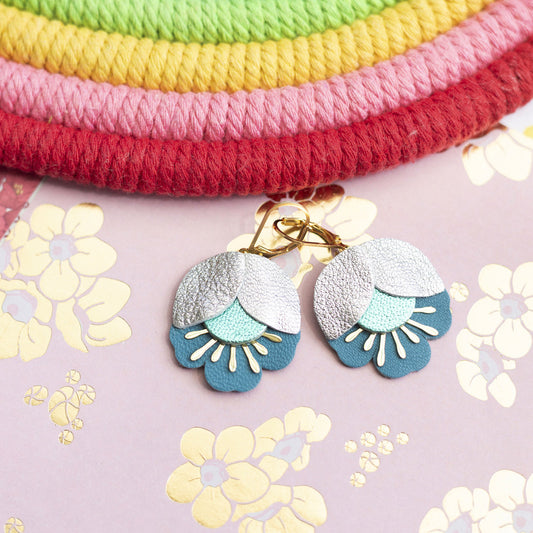 Boucles d'oreilles Fleur de Cerisier cuir argenté, turquoise métallisé, bleu canard