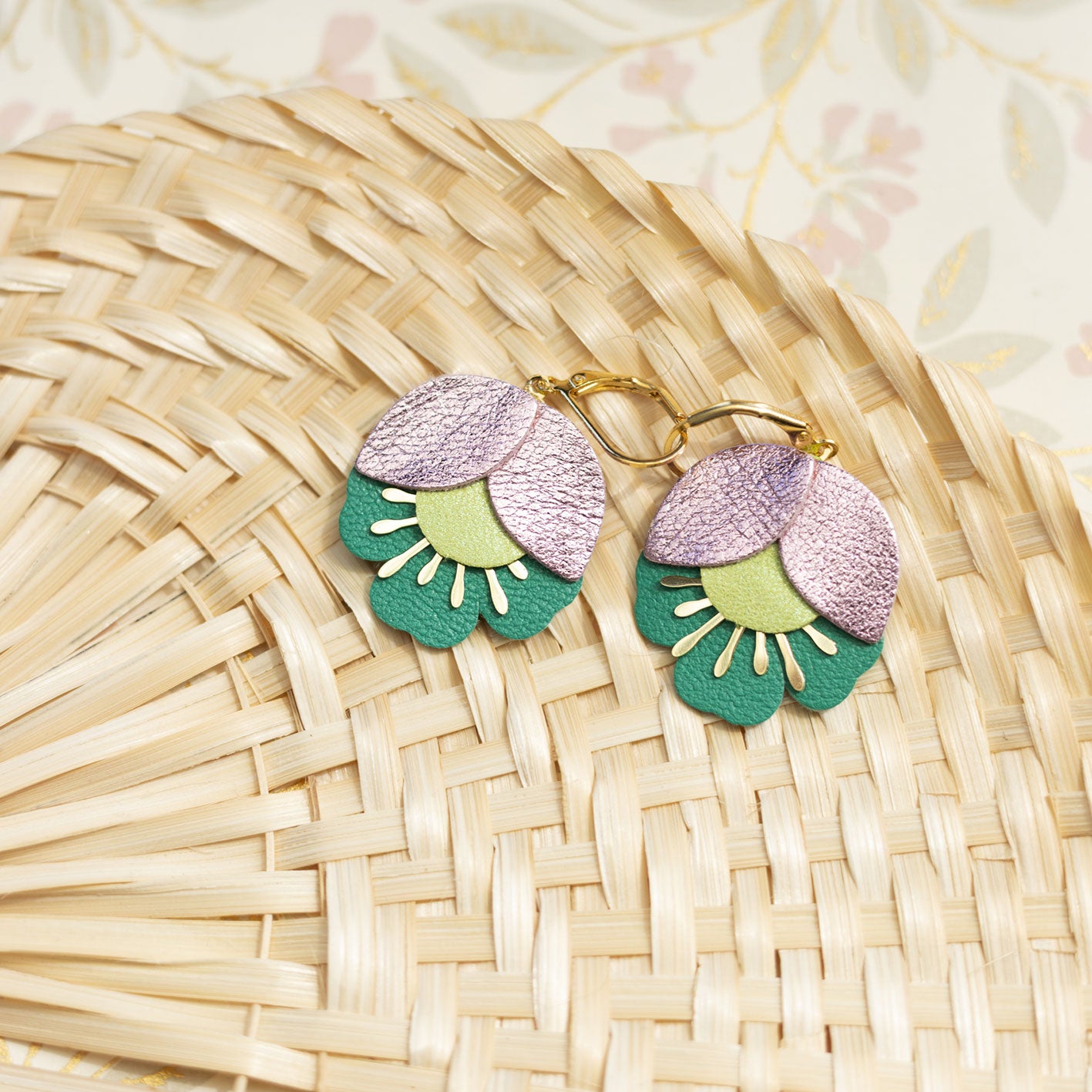 Boucles d'oreilles Fleur de Cerisier cuir rose métallisé, vert anis, malachite