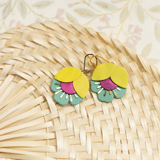 Boucles d'oreilles Fleur de Cerisier cuir jaune, rose framboise métallisé, bleu givré