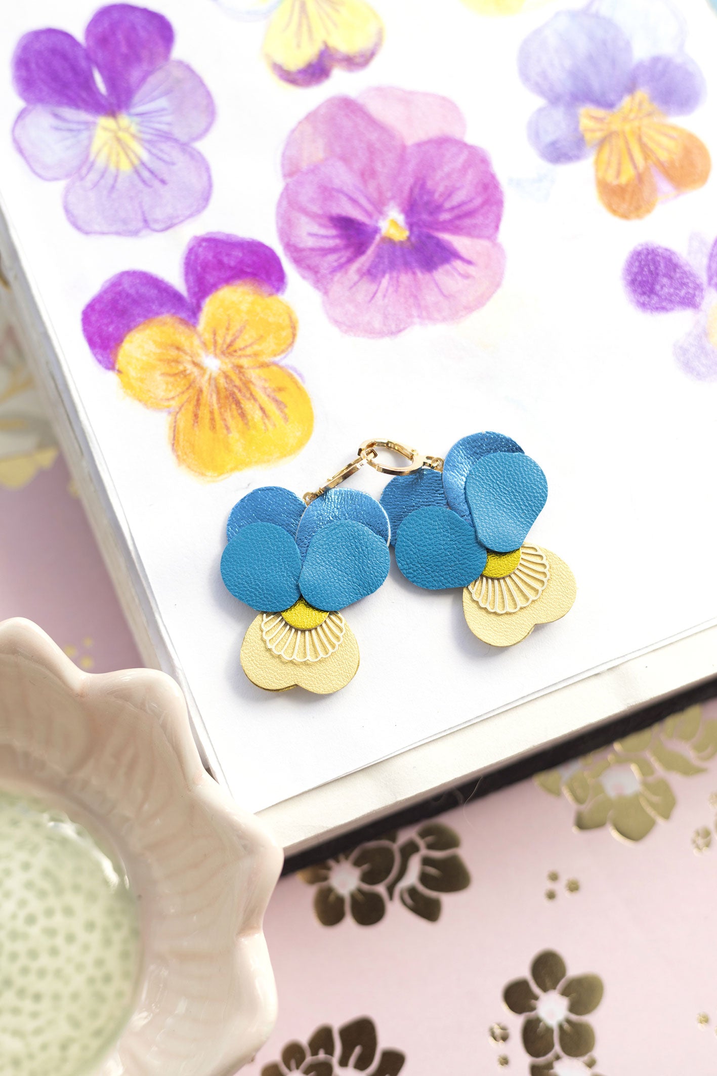 Boucles d’oreilles Pensées - cuir bleu céruléun, bleu métallisé, jaune clair