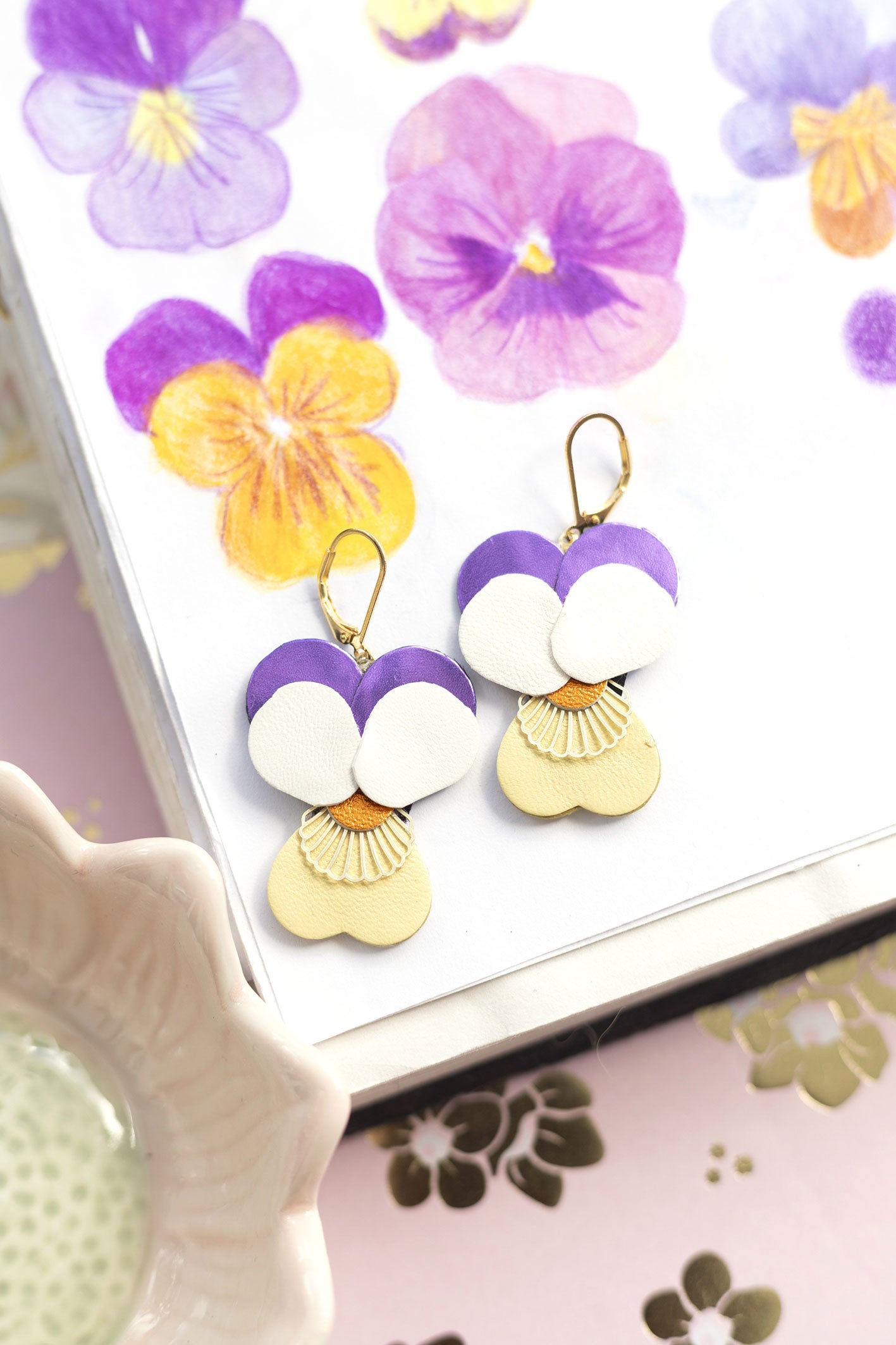 Boucles d’oreilles Pensées - violet blanc, jaune, orange métallisé