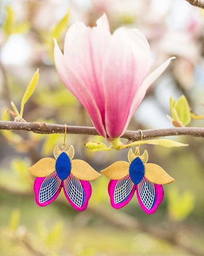 Boucles d’oreilles papillons de nuit bleu outremer, fuchsia métallisé et doré