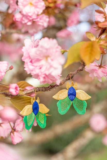 Boucles d’oreilles papillons de nuit bleu outremer, doré, vert métallisé