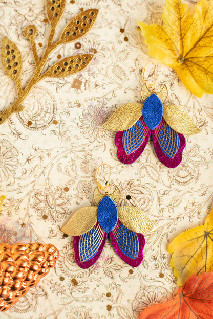 Boucles d’oreilles papillons de nuit bleu outremer, fuchsia métallisé et doré