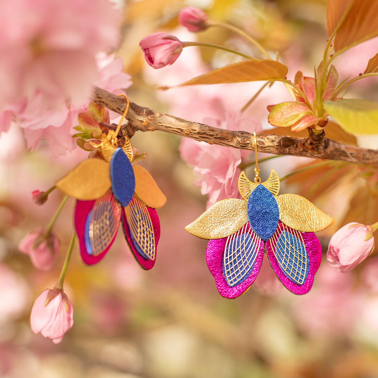 Boucles d’oreilles papillons de nuit bleu outremer, fuchsia métallisé et doré