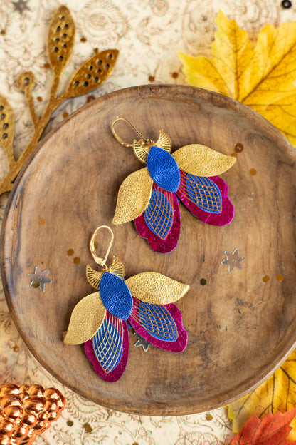 Boucles d’oreilles papillons de nuit bleu outremer, fuchsia métallisé et doré