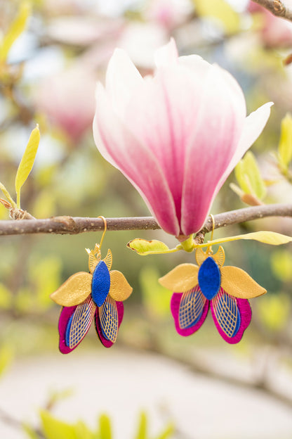 Boucles d’oreilles papillons de nuit bleu outremer, fuchsia métallisé et doré