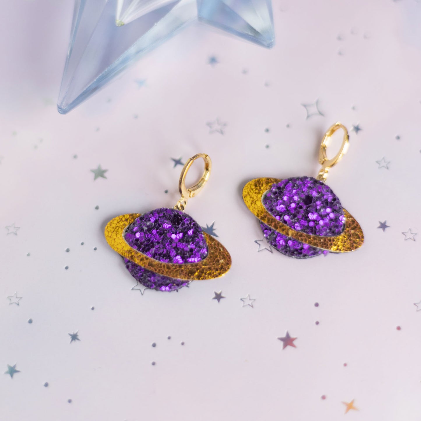 Boucles d'oreilles Planètes à Paillettes violettes et cuir jaune métallisé