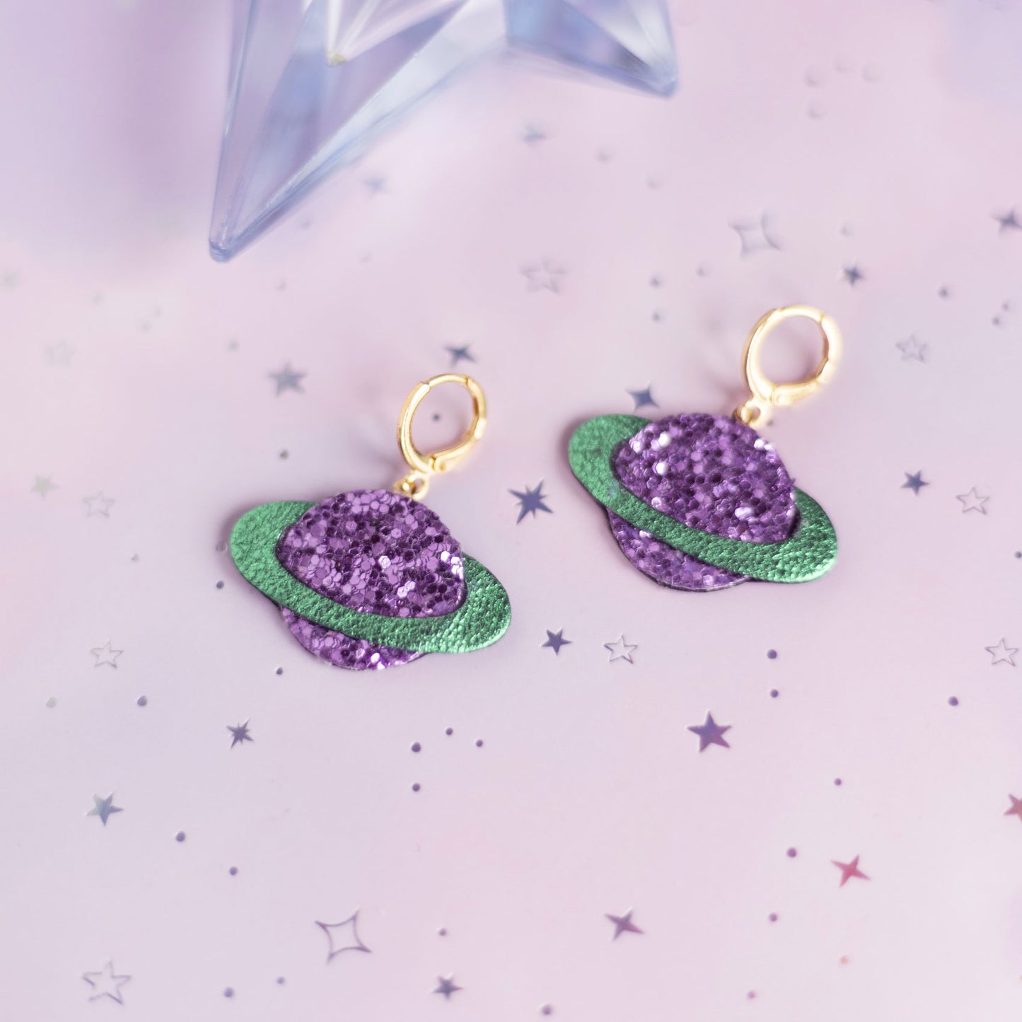 Boucles d'oreilles Planètes Saturne Vert métallisé et mauve