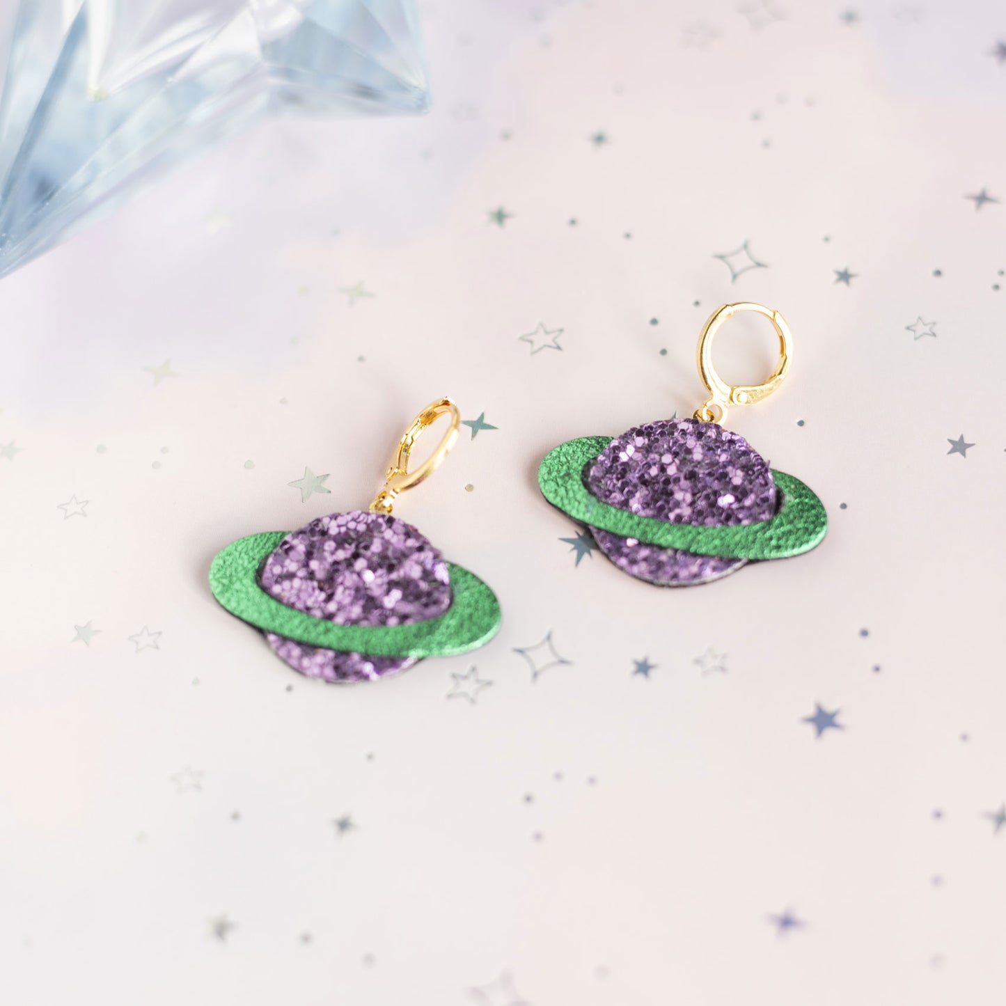 Boucles d'oreilles Planètes Saturne Vert métallisé et mauve