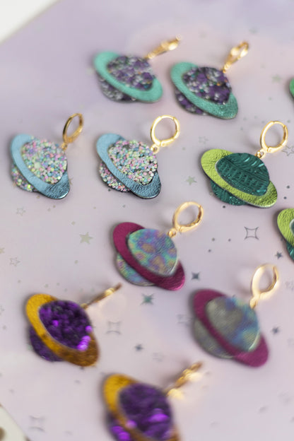 Boucles d'oreilles Planètes à Paillettes violettes et cuir jaune métallisé