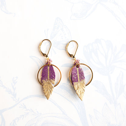 Boucles d'oreilles créoles plumes cuir violet