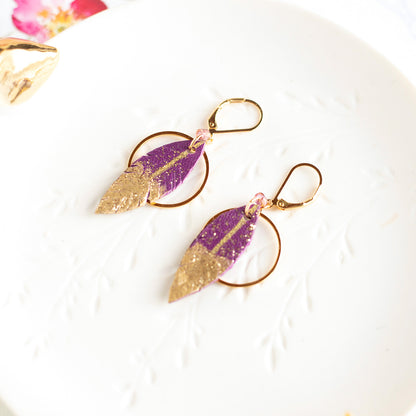 Boucles d'oreilles créoles plumes cuir violet