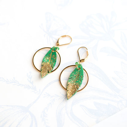 Boucles d'oreilles créoles plumes cuir vert menthe