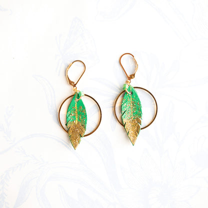 Boucles d'oreilles créoles plumes cuir vert menthe