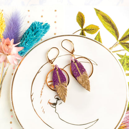 Boucles d'oreilles créoles plumes cuir violet