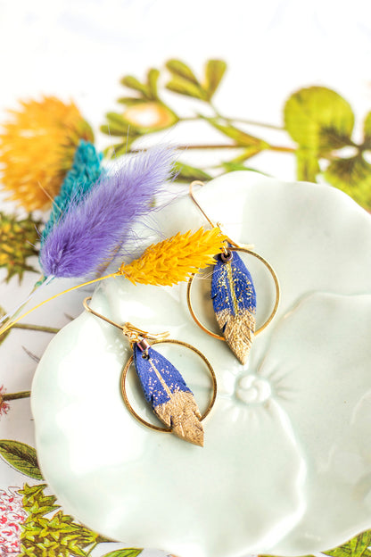 Boucles d'oreilles créoles plumes cuir bleu roi