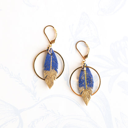 Boucles d'oreilles créoles plumes cuir bleu roi