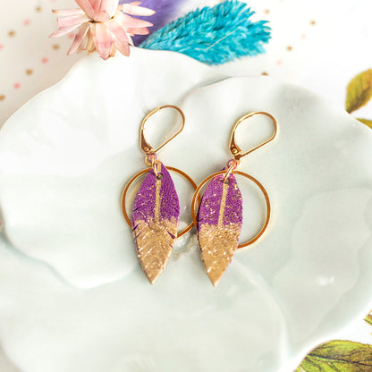 Boucles d'oreilles créoles plumes cuir violet