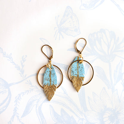 Boucles d'oreilles créoles plumes cuir bleu ciel