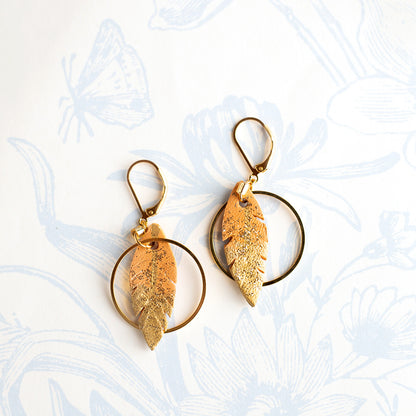 Boucles d'oreilles créoles plumes cuir orange clair