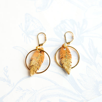 Boucles d'oreilles créoles plumes cuir orange clair