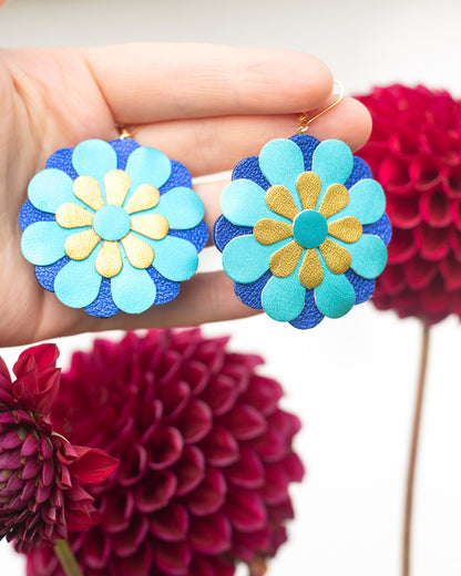 Boucles d'oreilles fleurs de Zinnia - cuir bleu turquoise et bleu outremer métallisé