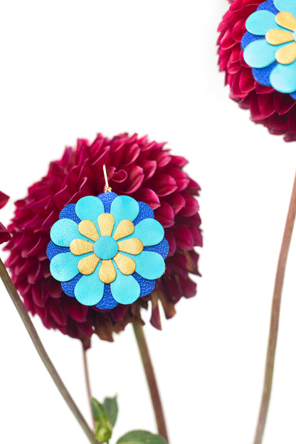 Boucles d'oreilles fleurs de Zinnia - cuir bleu turquoise et bleu outremer métallisé