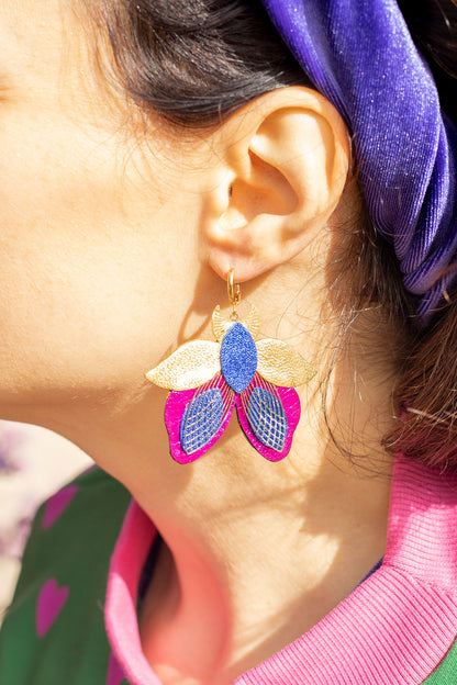 Boucles d’oreilles papillons de nuit bleu outremer, fuchsia métallisé et doré