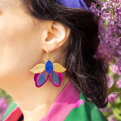 Boucles d’oreilles papillons de nuit bleu outremer, fuchsia métallisé et doré