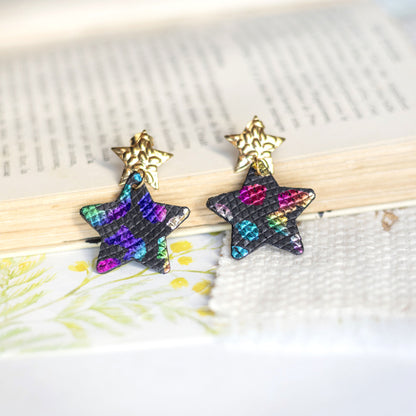 Boucles d'oreilles Etoiles - cuir noir à tâches multicolores