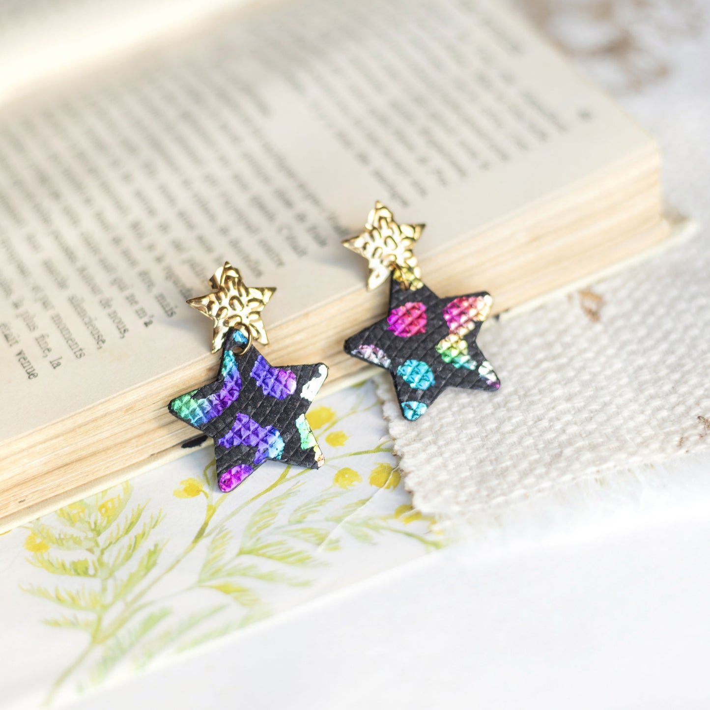 Boucles d'oreilles Etoiles - cuir noir à tâches multicolores