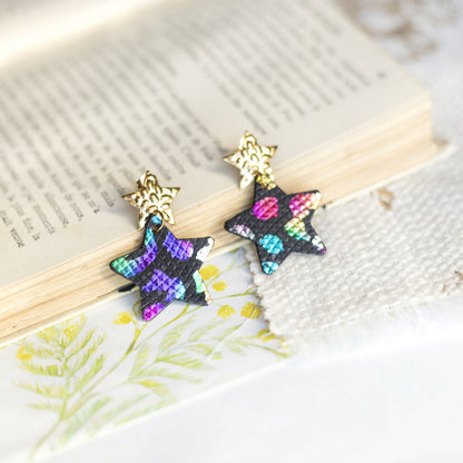 Boucles d'oreilles Etoiles - cuir noir à tâches multicolores