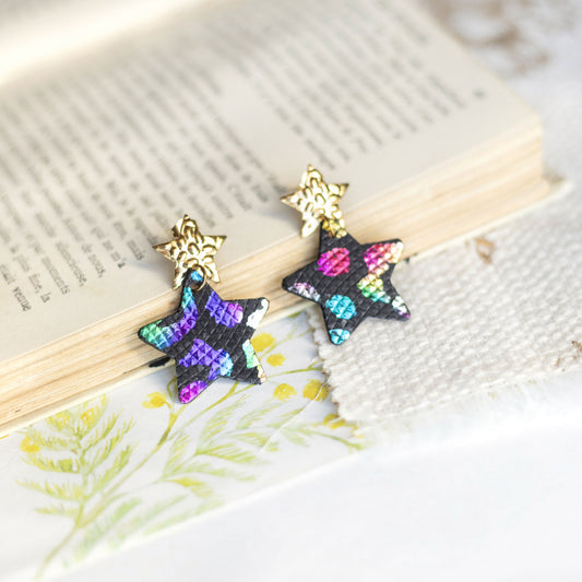Boucles d'oreilles Etoiles - cuir noir à tâches multicolores