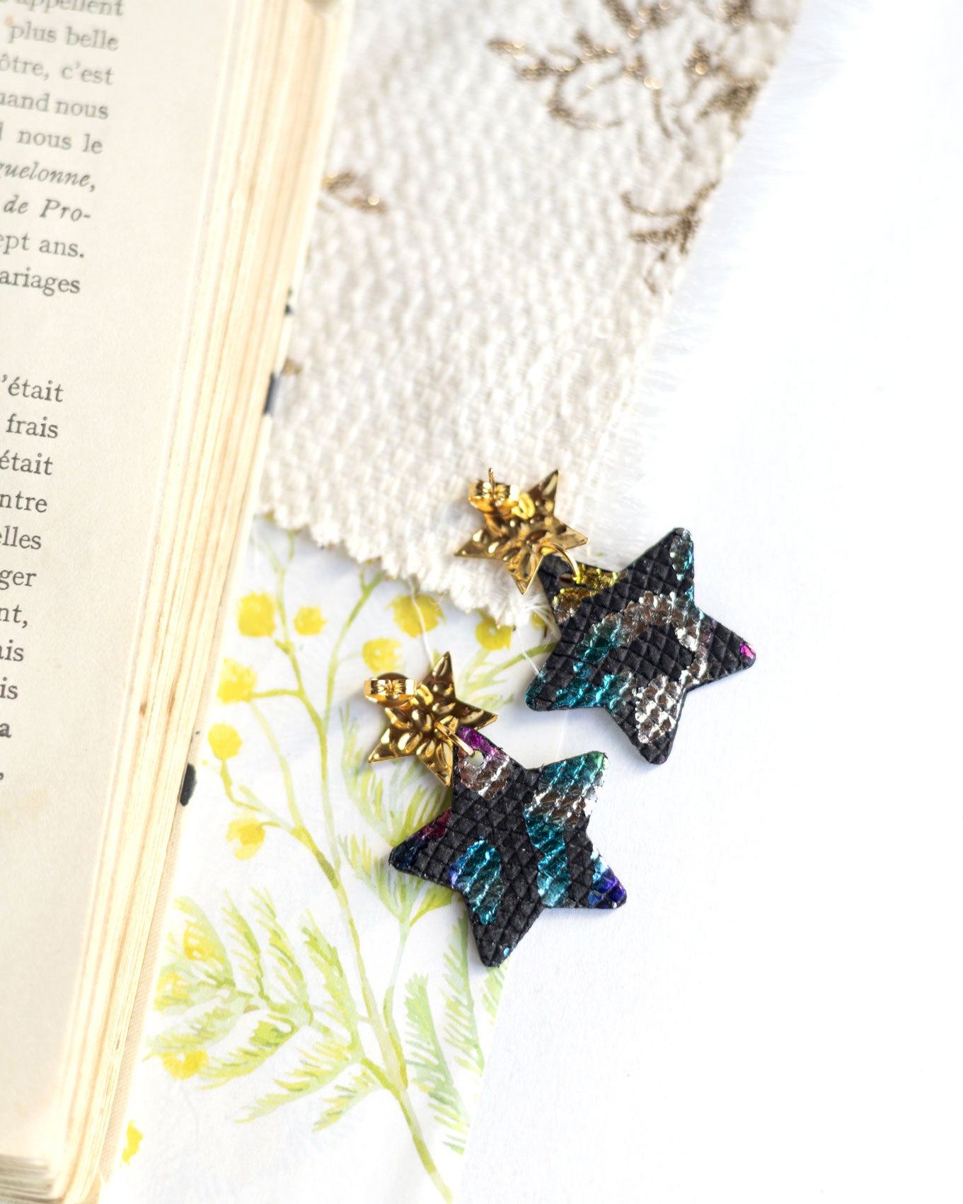 Boucles d'oreilles Etoiles - cuir noir à tâches multicolores