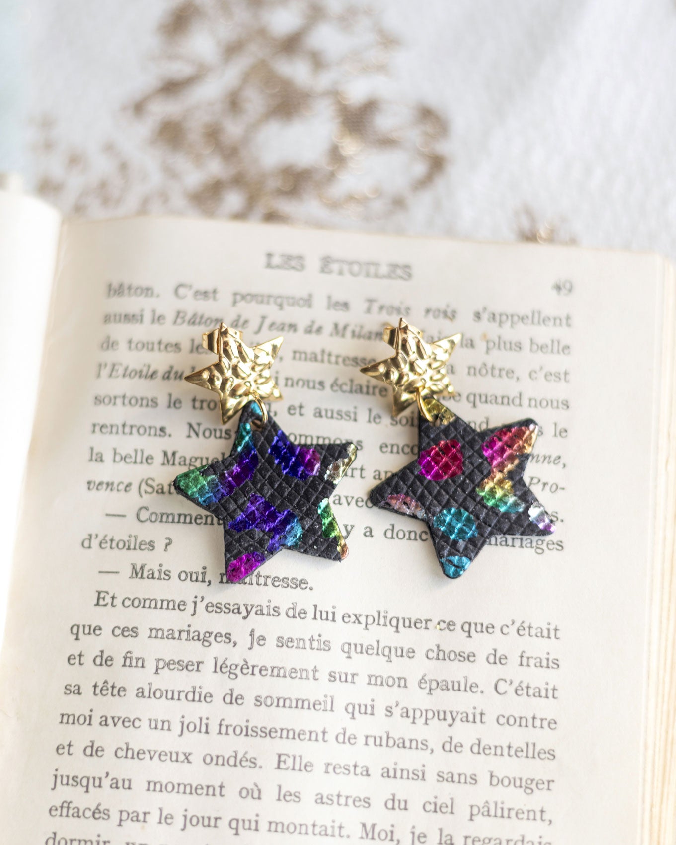 Boucles d'oreilles Etoiles - cuir noir à tâches multicolores