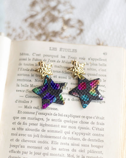 Boucles d'oreilles Etoiles - cuir noir à tâches multicolores