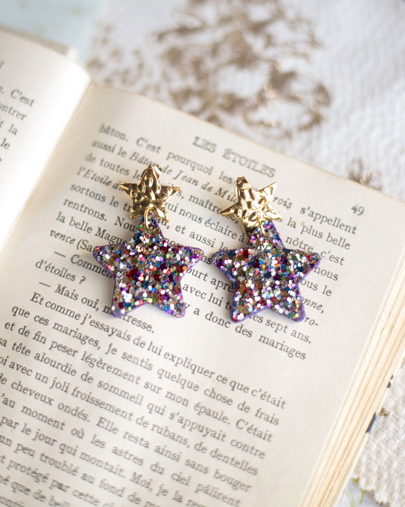 Boucles d'oreilles Etoiles - cuir violet irisé et paillettes multicolores