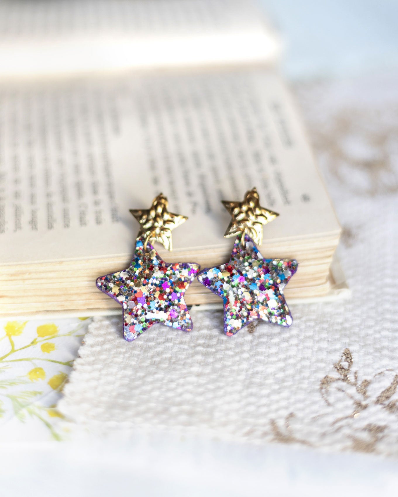 Boucles d'oreilles Etoiles - cuir violet irisé et paillettes multicolores