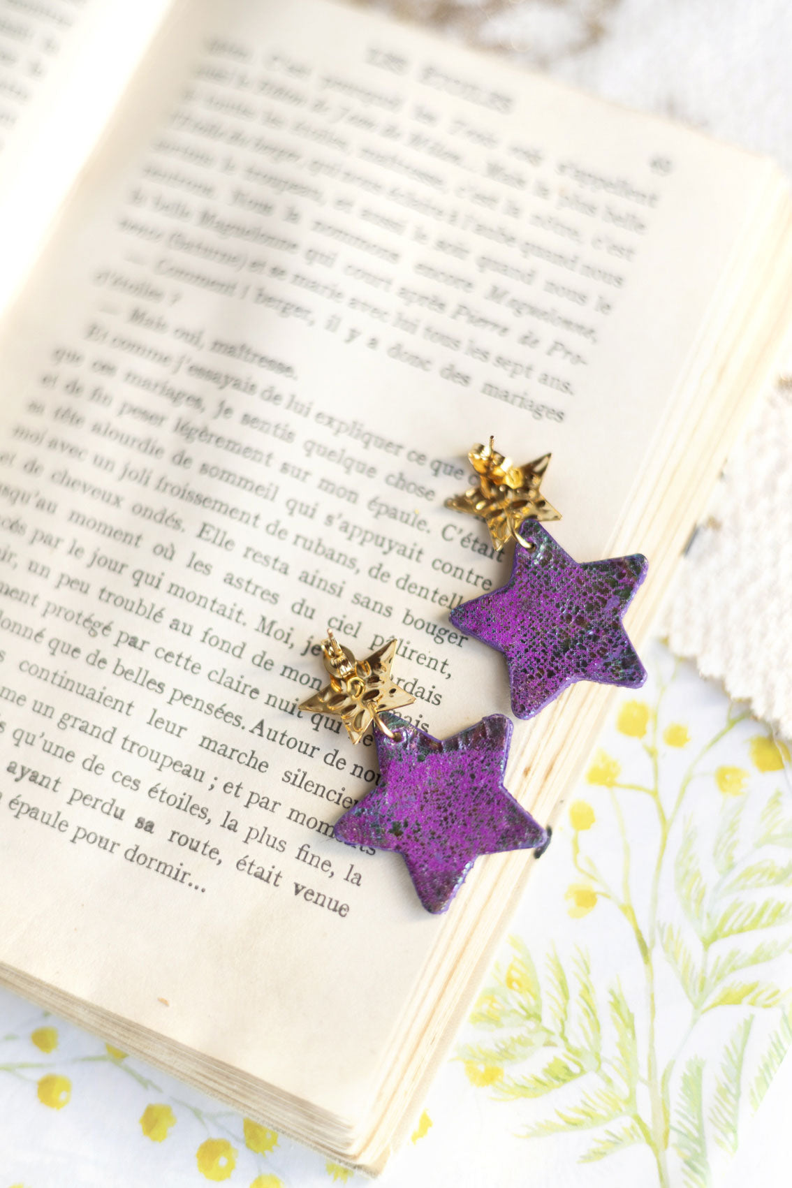 Boucles d'oreilles Etoiles - cuir violet irisé et paillettes multicolores