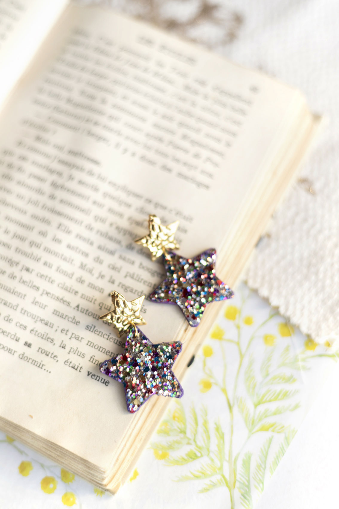Boucles d'oreilles Etoiles - cuir violet irisé et paillettes multicolores
